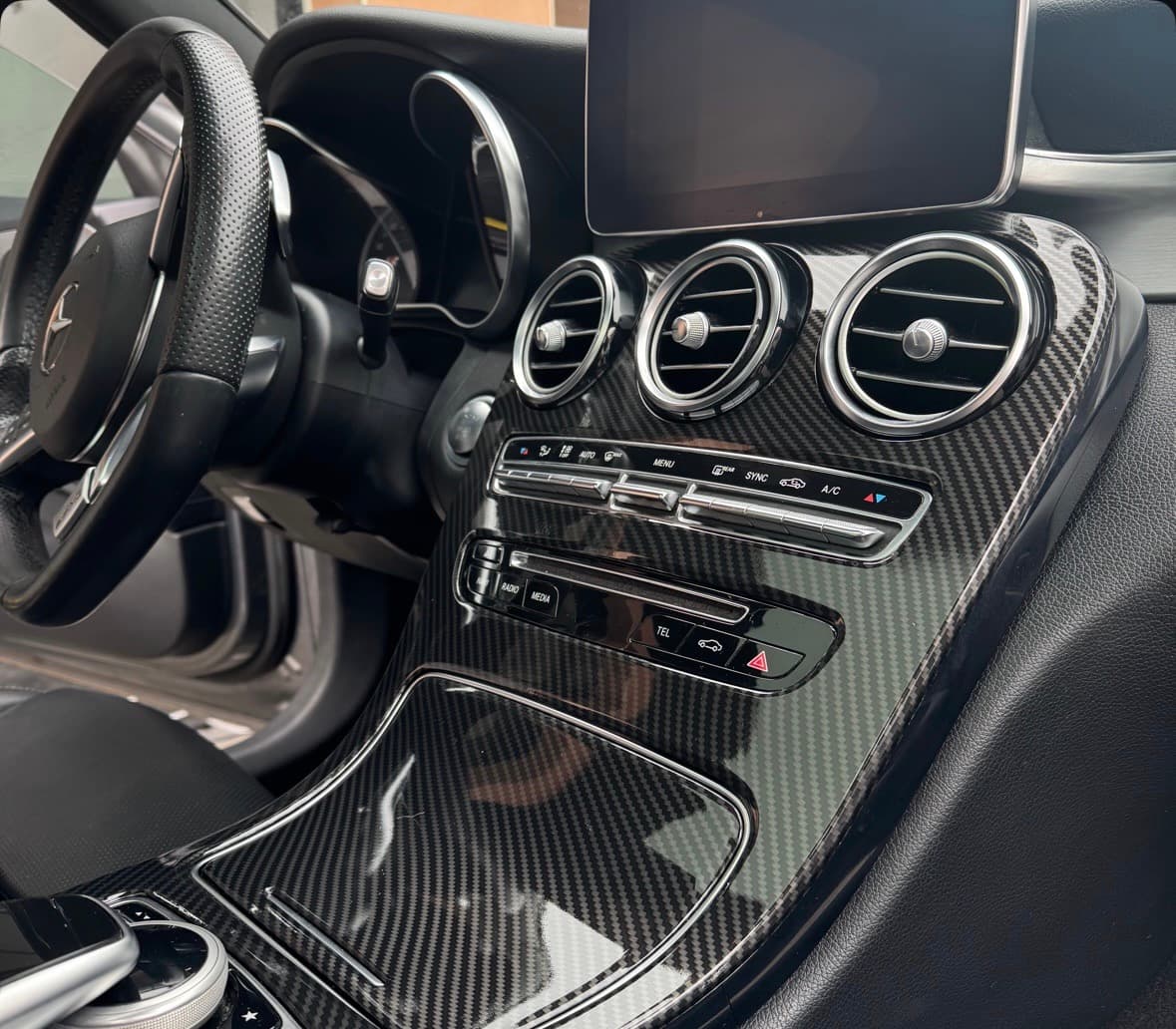 Détail planche de bord carbone et aérateurs Mercedes-AMG