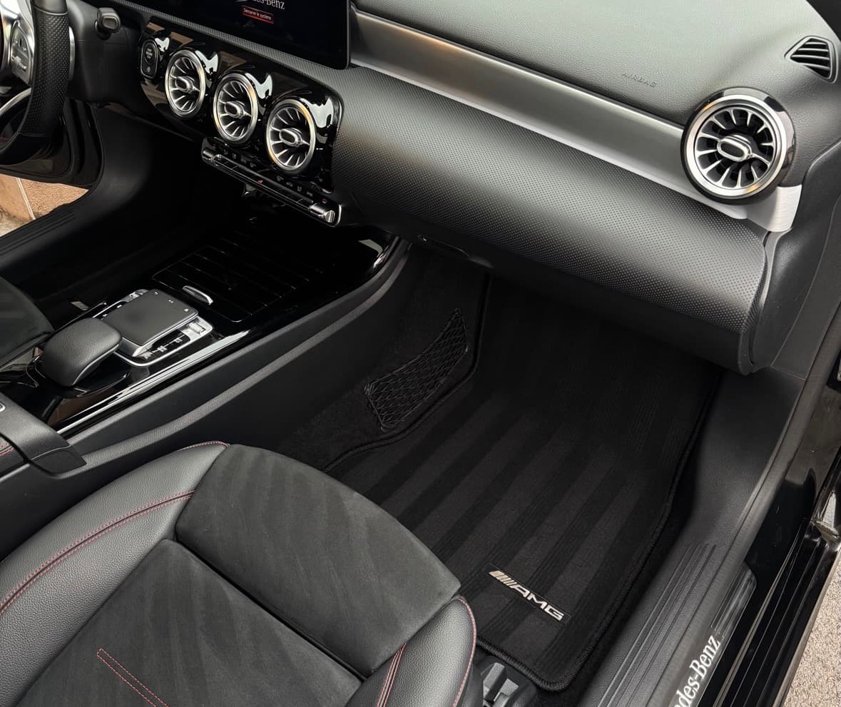 Habitacle Mercedes-AMG nettoyé, tapis de sol et planche de bord