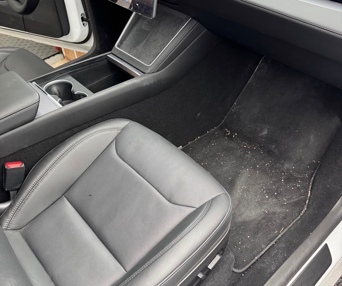 Habitacle avant nettoyage, tapis de sol sale