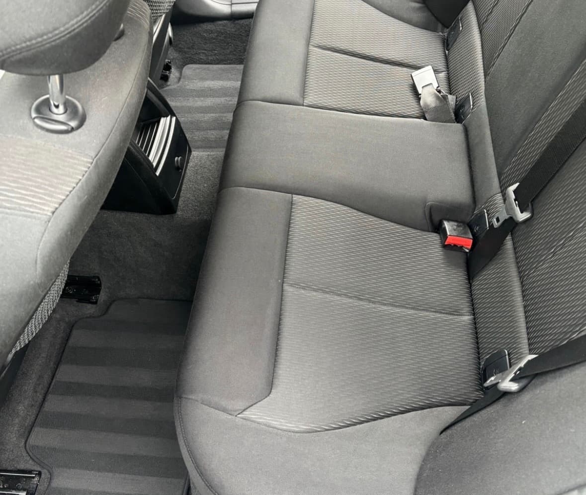 Banquette arrière tissu gris nettoyée