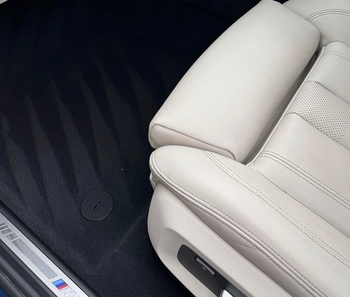 Intérieur cuir clair BMW nettoyé, tapis de sol impeccable
