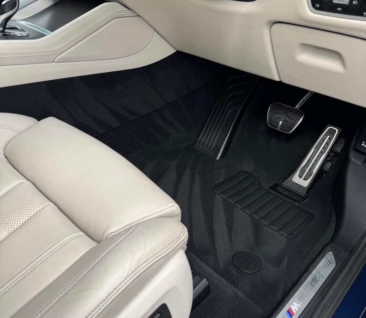 Sièges cuir clair et pédalier BMW M nettoyés